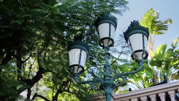 摩纳哥城市蒙特卡洛街柱灯笼视频的预览图