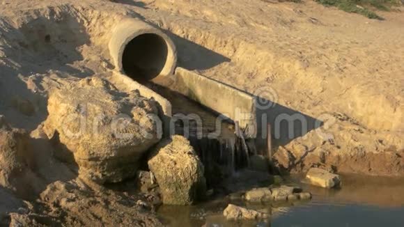 来自污水管道的水视频的预览图