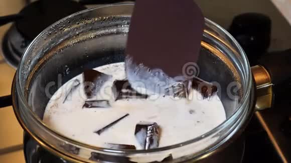 在炉子上融化巧克力视频的预览图