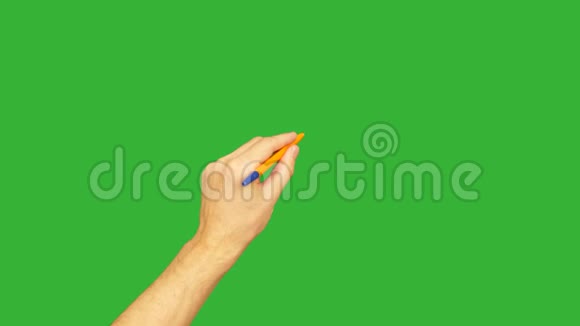 男性左手握笔在绿色背景上写作阿尔法通道按键绿色屏幕视频的预览图