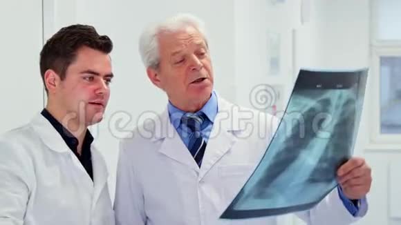 两个男医生看x光视频的预览图
