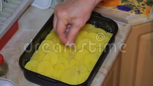 女人盐土豆片煮熟视频的预览图