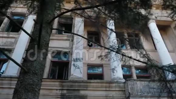 一座被毁的两层楼的庄园树间有柱子苏联时代的建筑乌克兰视频的预览图