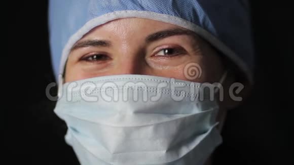 外科医生戴上口罩视频的预览图