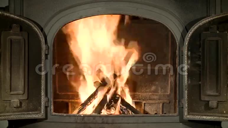 壁炉里有火焰视频的预览图