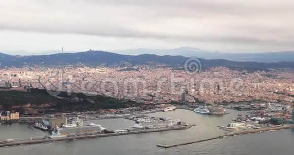 西班牙巴塞罗那从飞机飞行姿态看城市景观视频的预览图