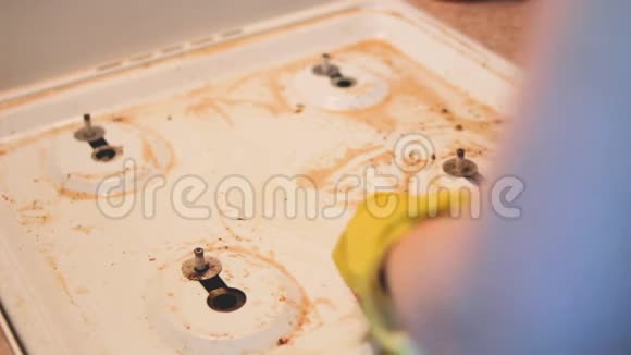 女人洗了一个肮脏的煤气炉视频的预览图