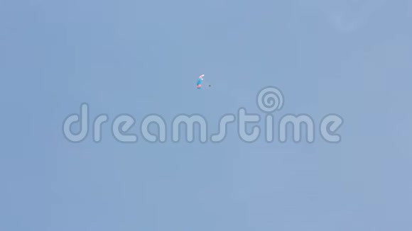 一个人带着降落伞极其降落在地上降落伞飞行视频的预览图