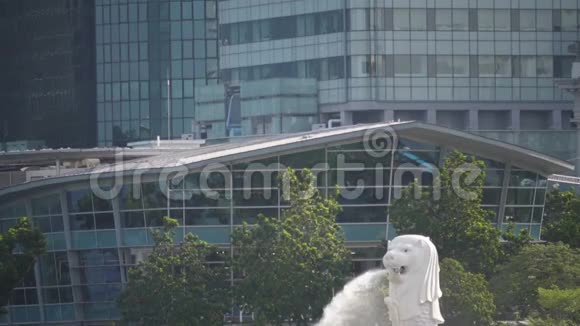 鱼尾狮喷泉新加坡城市地标慢动作视频的预览图