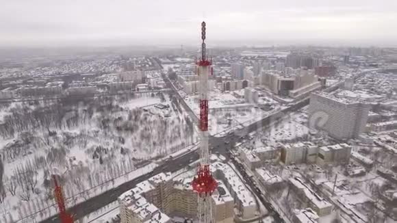 有公园和十字路口的电信塔和城市景观的空中景观视频的预览图