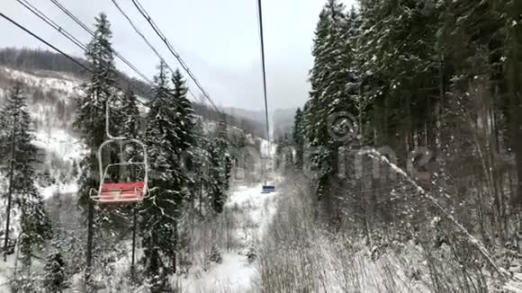 冬季滑雪场从椅子到椅子升降机的视野视频的预览图