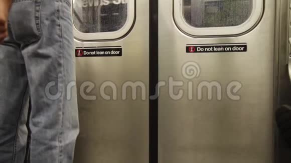 一个在纽约坐火车地铁的男人视频的预览图