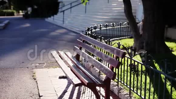 摩纳哥城市蒙特卡洛街长凳在街道阳光明媚的日子视频的预览图