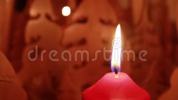 在旋转的金字塔前用无声的火焰燃烧红烛视频的预览图