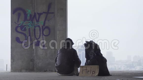 无家可归的人睡在垃圾袋里视频的预览图