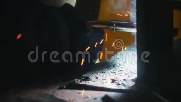 工业博览会一个做他工作的焊工焊接视频的预览图