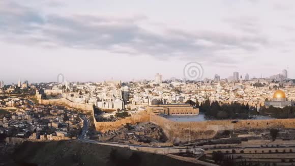 以色列耶路撒冷老城全景从橄榄山到阿克萨圣殿山岩石圆顶右转视频的预览图