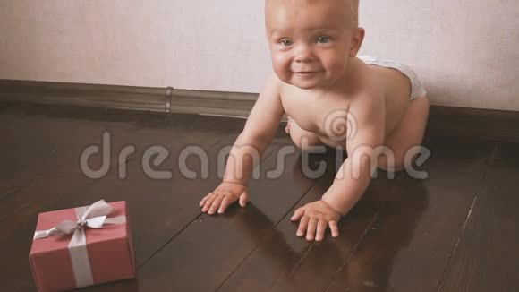 9个月大的婴儿穿着尿布带着礼物给你视频的预览图