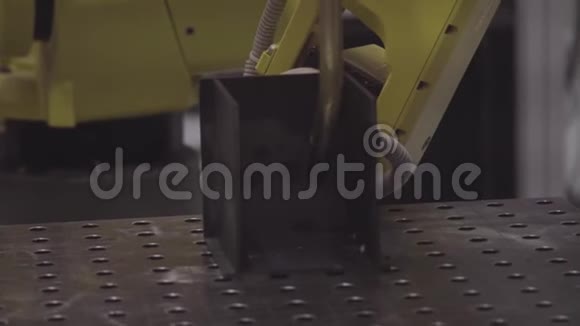 合上机器人焊接工业机器人在工厂工作工业概念装配自动化机器人焊接视频的预览图