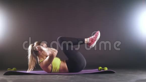 金发碧眼的金发女子锻炼腹部训练视频的预览图