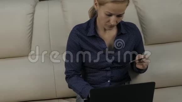 女士在笔记本电脑上支付电子订单信用卡使用网上购物4K视频的预览图