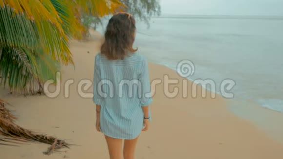 在海滩上散步的女人慢动作稳拍视频的预览图
