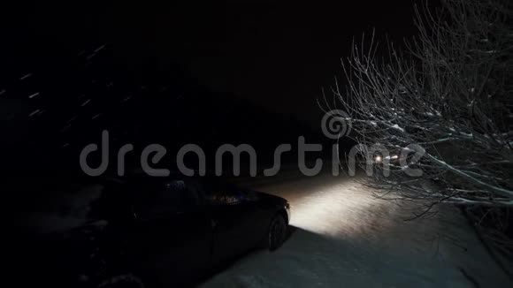 高速公路上的汽车夜间在道路上的降雪故障视频的预览图