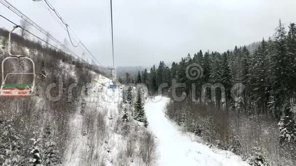 冬季滑雪场从椅子到椅子升降机的视野视频的预览图