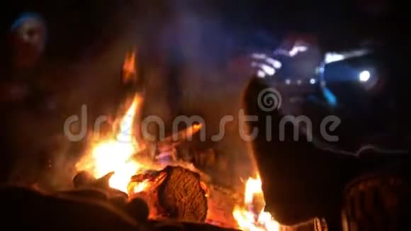 篝火旁的男腿暖到了森林里视频的预览图