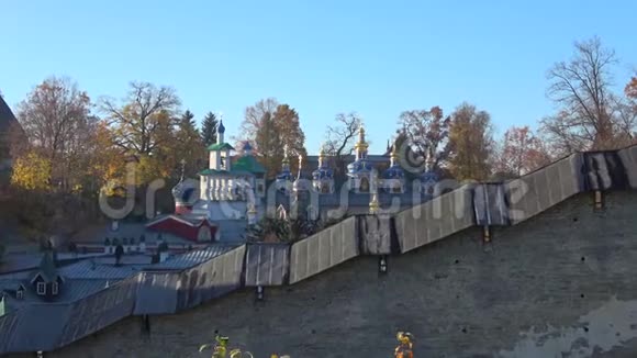 普斯科夫佩切斯克修道院的住宅10月上午佩乔里俄罗斯视频的预览图