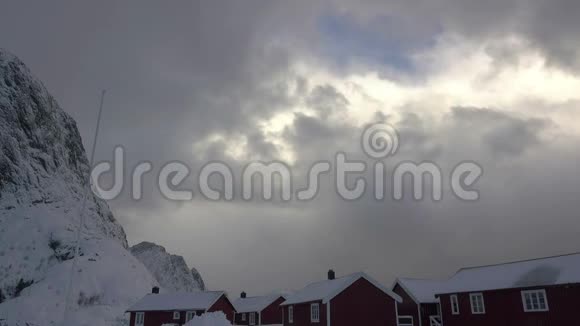 冬天的云彩在挪威的房子上浓稠快速运动视频的预览图
