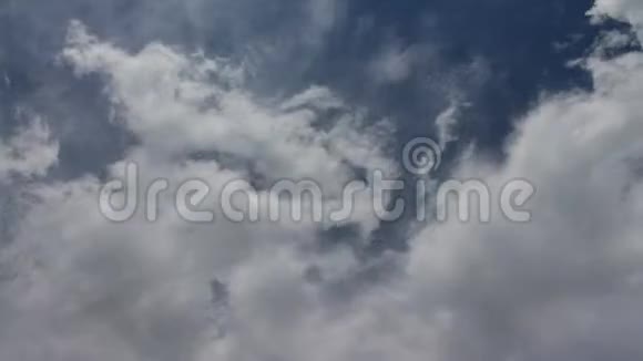 白色和灰色的云彩和蓝天的夏天视频的预览图