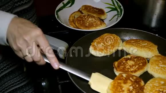 自制烘焙用煮沸的油在平底锅里煮出新鲜美味的煎饼视频的预览图