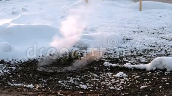 蒸汽是从卫生下水道覆盖在雪事故侧视视频的预览图