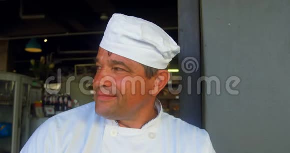 厨师站在面包店门口4k视频的预览图