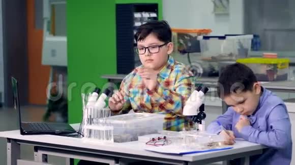 实验室里的男孩在做研究科学实验4K视频的预览图