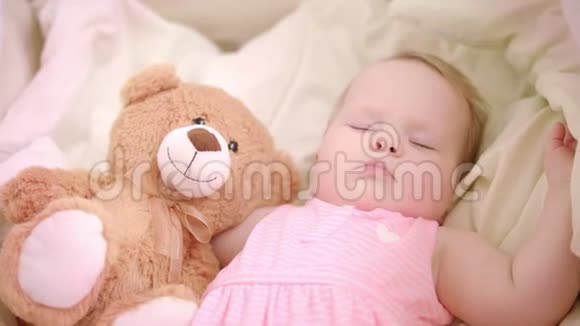 婴儿床上睡着玩具的女孩不错的睡觉时间小女孩在床上做梦视频的预览图