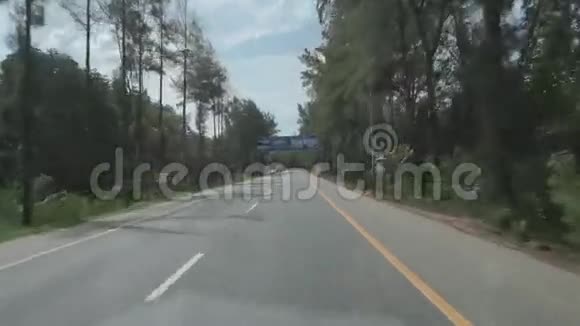 森林里的泰国公路视频的预览图