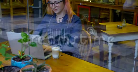 女主人在笔记本电脑工作时喝冷咖啡视频的预览图