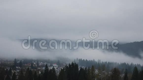 大雾低飞的时间流逝视频的预览图