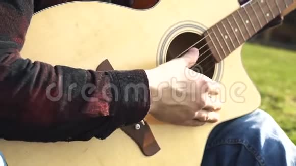 吉他演奏用吉他演奏音乐弦视频的预览图