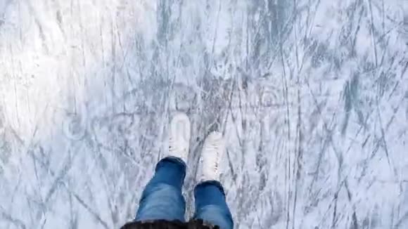 一个十几岁的女孩在冬天在溜冰场上做动作年轻迷人的女孩在冰上滑着花样滑冰视频的预览图