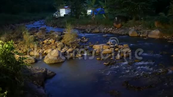 在泰国南省的山上流淌着一股大自然的溪流视频的预览图