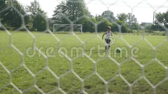 小男孩在球门上踢球视频的预览图