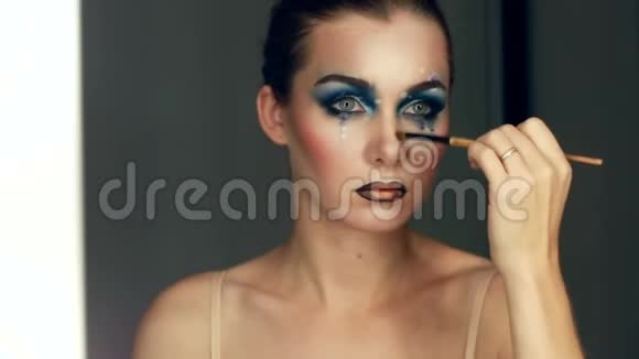 漂亮的年轻模特漂亮的女人在镜子里化妆视频的预览图
