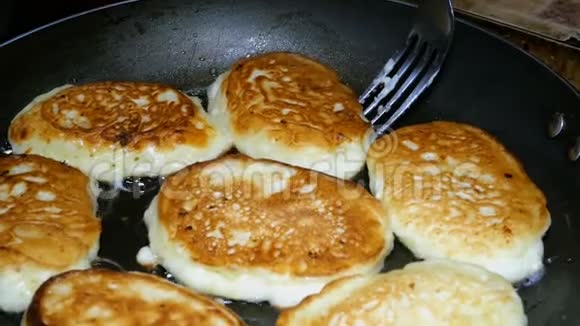自制烘焙用煮沸的油在平底锅里煮出新鲜美味的煎饼视频的预览图