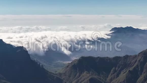 西班牙拉帕尔马岛云瀑现象视频的预览图