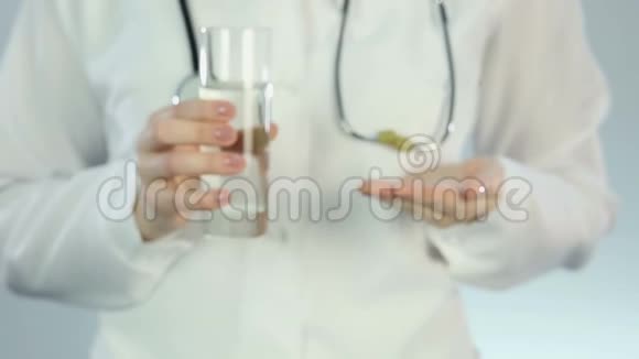 女医生为病人提供抗抑郁药止痛药物视频的预览图