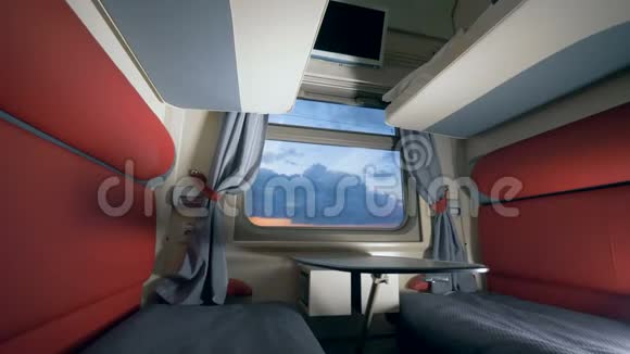 舒适的跑车在移动的火车上近距离乘火车旅行的概念视频的预览图