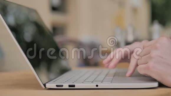 输入笔记本电脑键盘户外视频的预览图